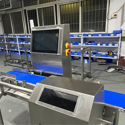 High-speed dynamic checkweigher rejecting underweight packages on a fast-moving conveyor