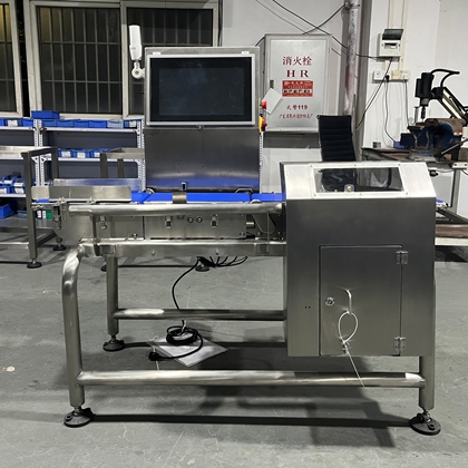 PC-Controlled Dynamic Checkweigher for Precision Weighing Dynamic checkweigher with PC control interface displaying real-time weight data on screen